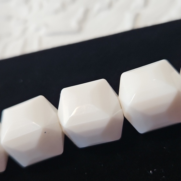 CHUNKY WHITE ACRYLIC NECKLACE & BRACLET SET 2 PIECE - Picture 8 of 8